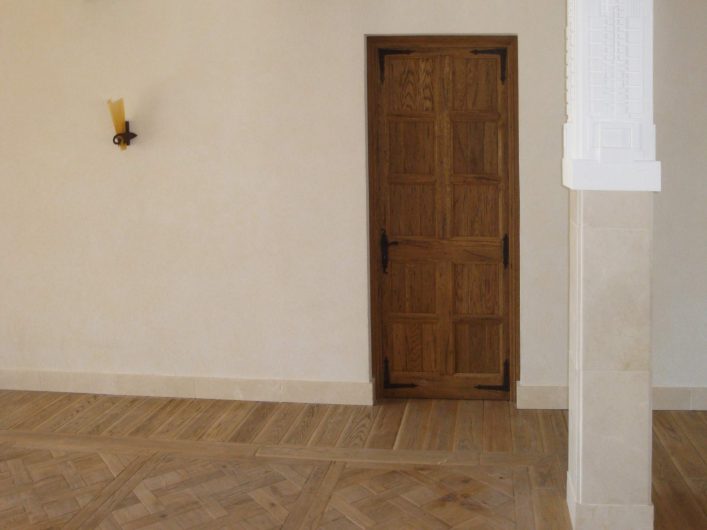 Vue de face d'une porte intérieure avec un panneau aveugle en bois
