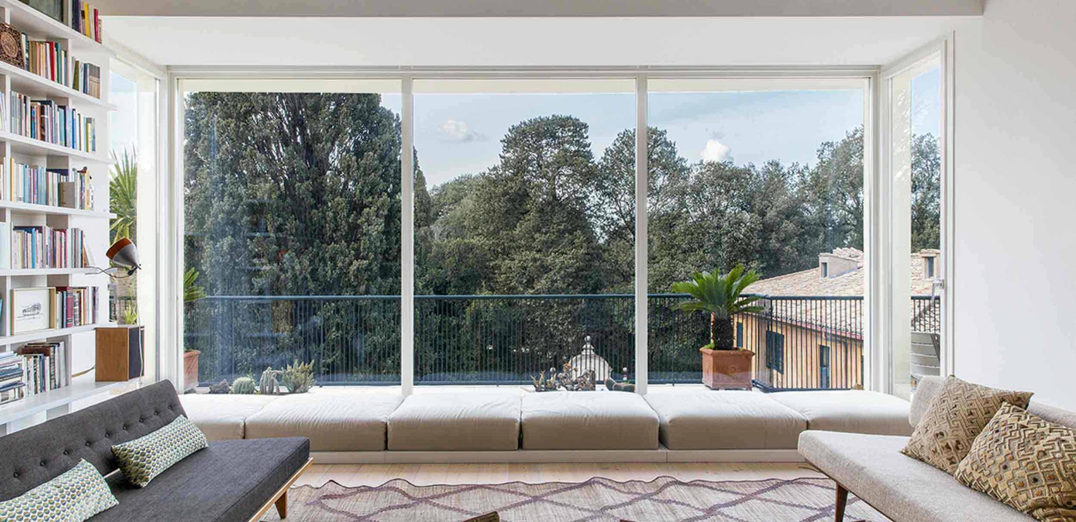 Image de couverture de la Villa Roma avec fenêtres fixes en bois laqué blanc