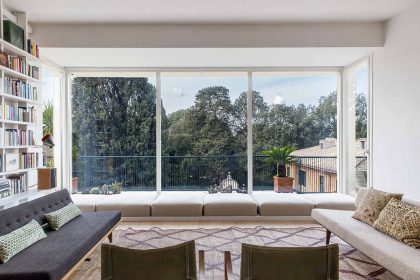 Villa Roma, vue du coin salon avec une fenêtre fixe Skyline Minimal Frames