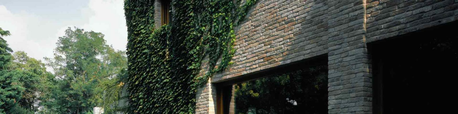 Villa Parma, élévation de brique et fenêtres en verre fixes