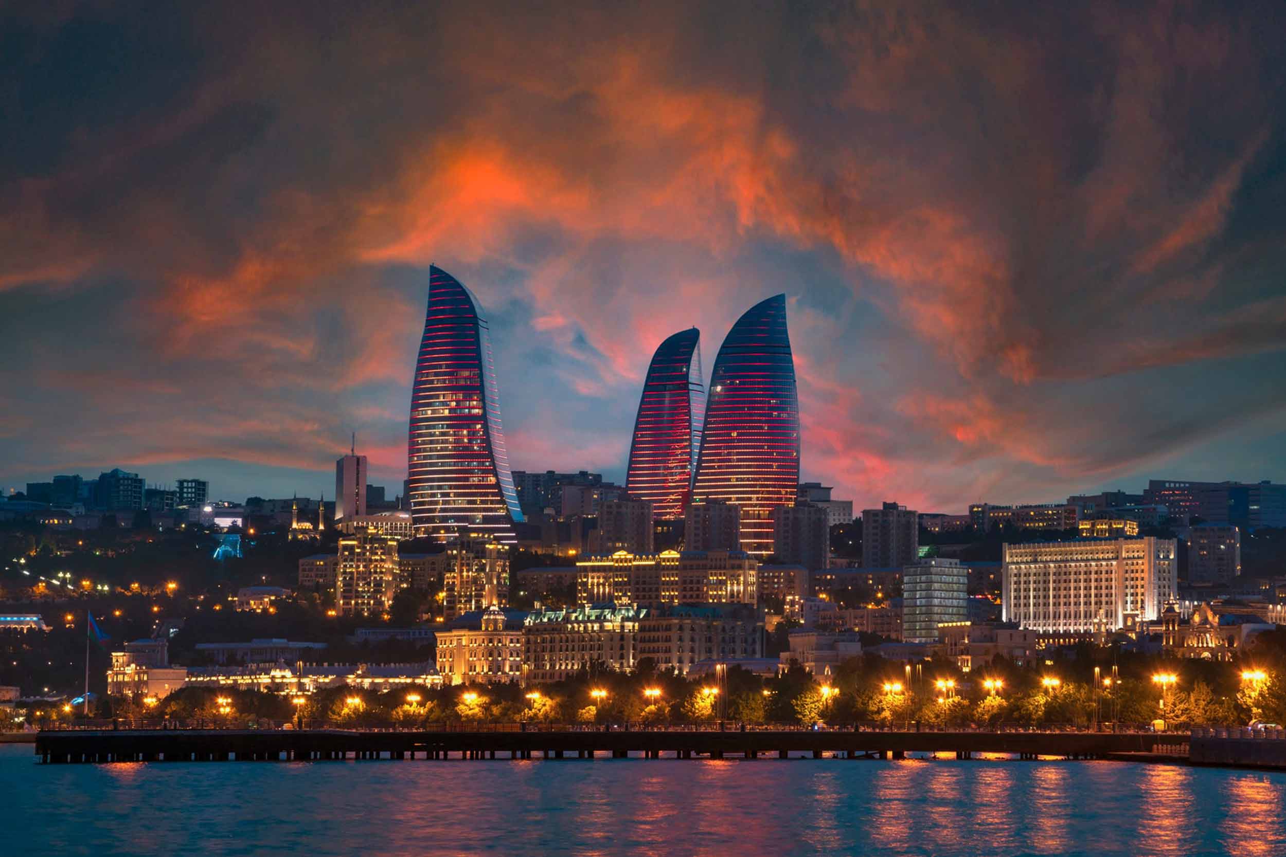 Vue du coucher de soleil sur Bakou, la capitale de l'Azerbaïdjan