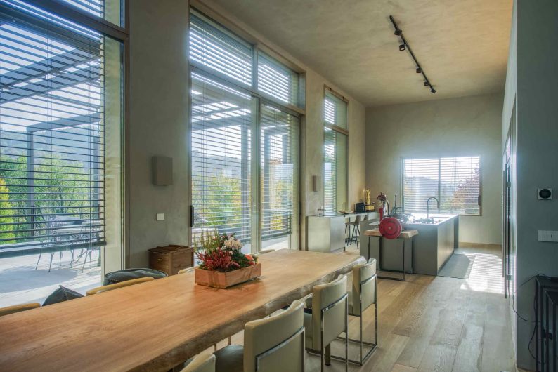 Salle à manger de la Villa Vertova avec fenêtres Skyline en bois